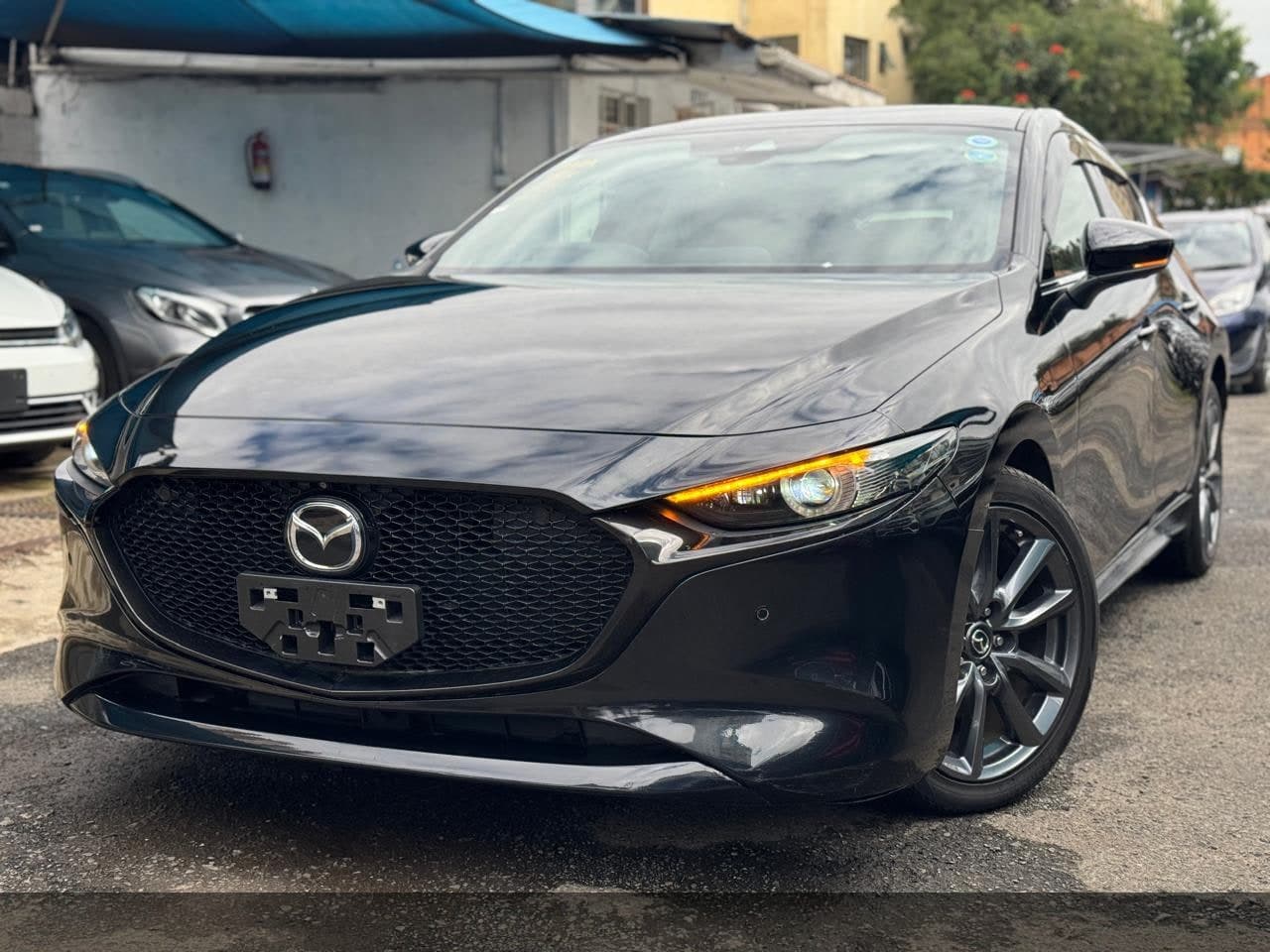 Mazda 3 ( BURGUNDY PACKAGE )