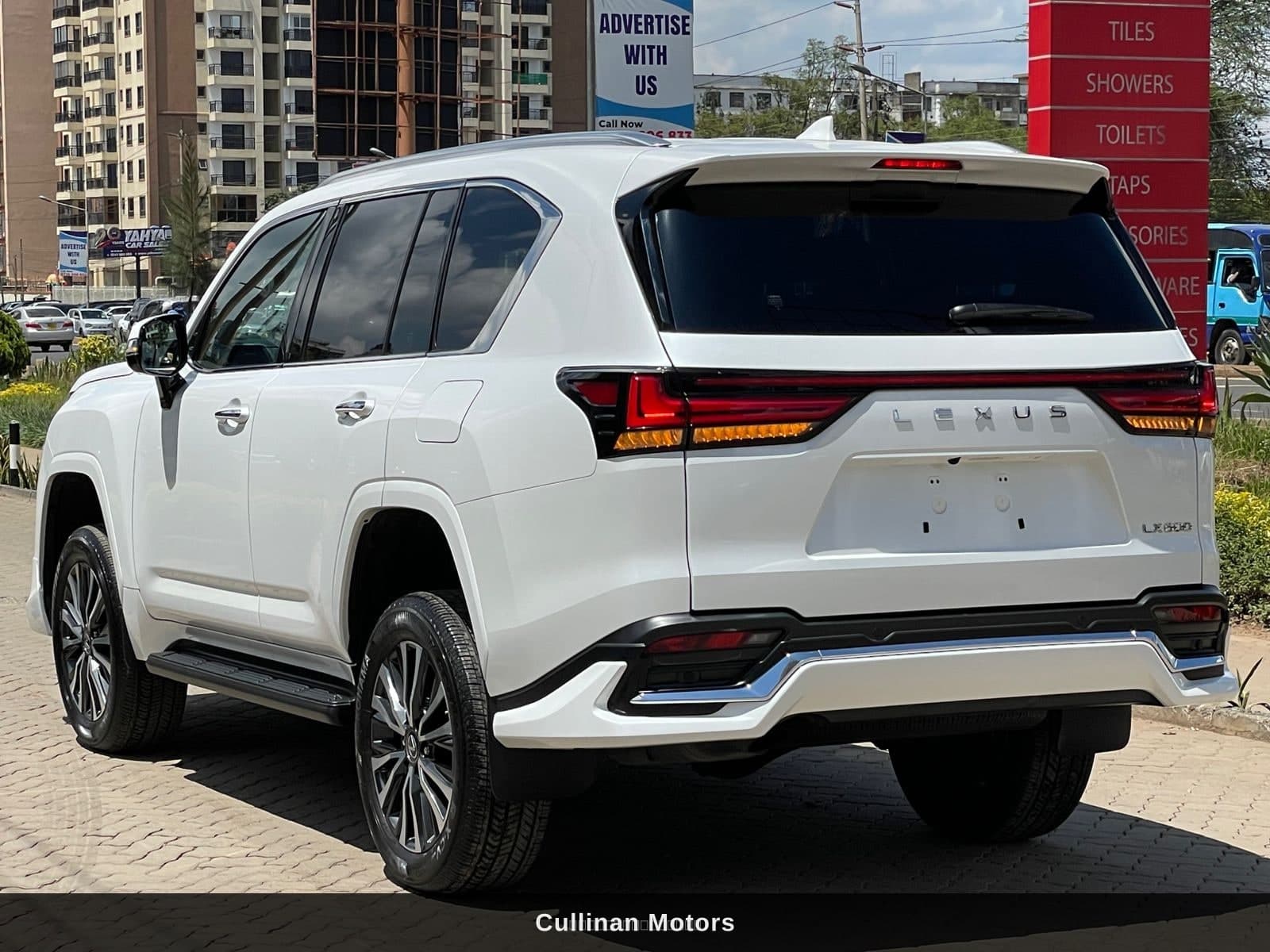 2022 Lexus LX 600 image 4