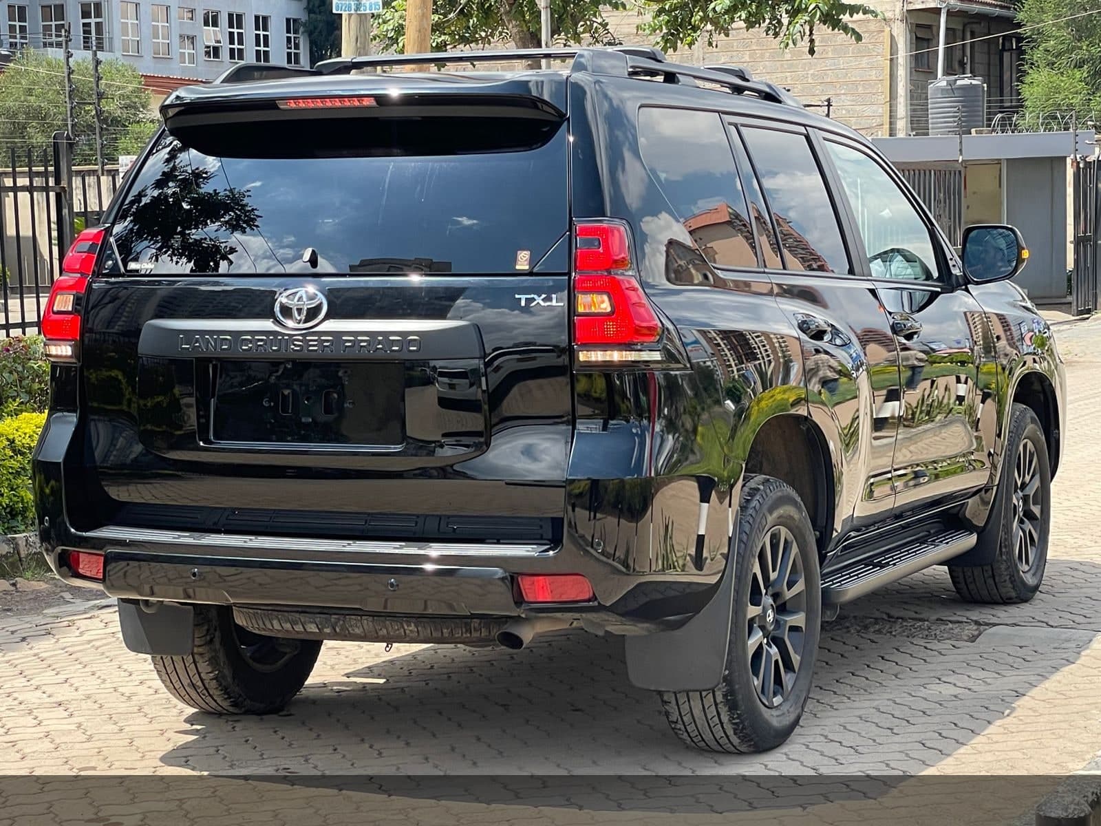 2023 Toyota Land Cruiser TX-L image 3