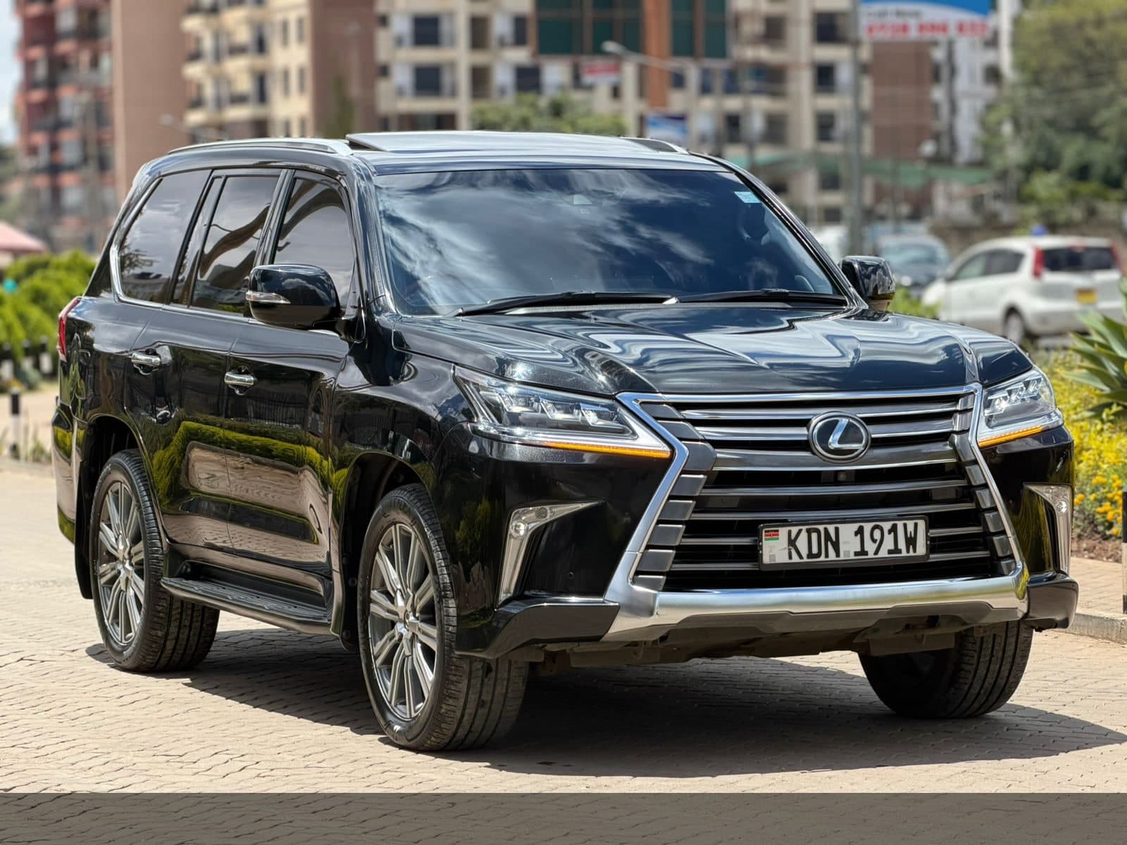 2016 Lexus LX570 image 2