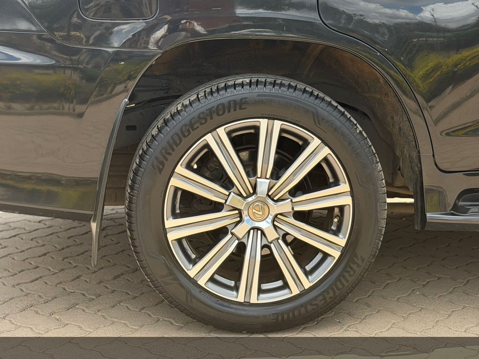 2016 Lexus LX570 image 4