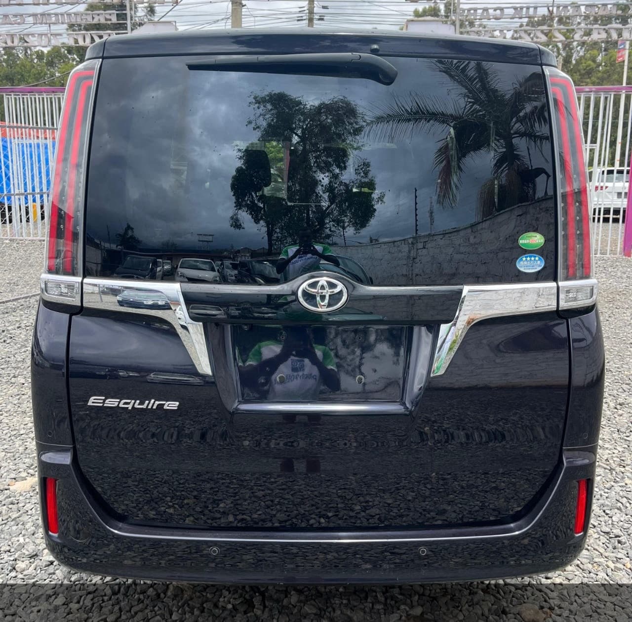 2019 Toyota Esquire image 3