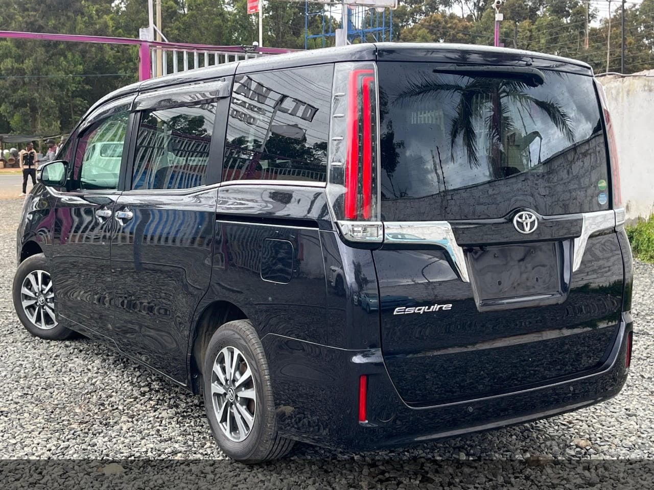 2019 Toyota Esquire image 4