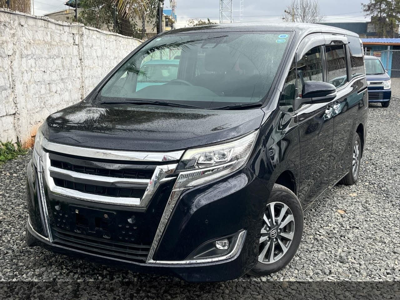 2019 Toyota Esquire image 2