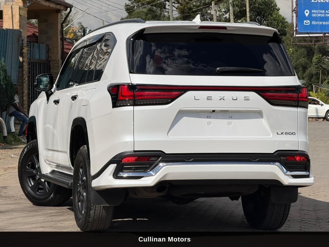 2022 Lexus LX 600 image 2