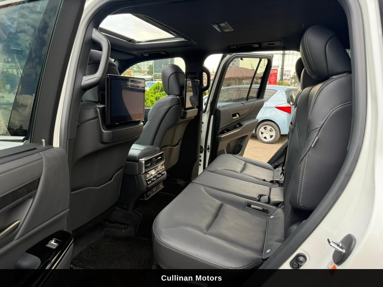 2023 Lexus LX 600 image 5
