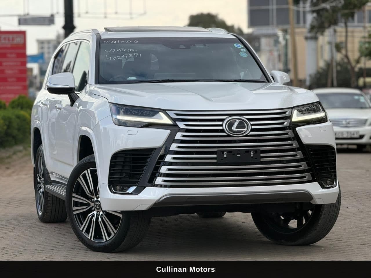 2023 Lexus LX 600 image 4