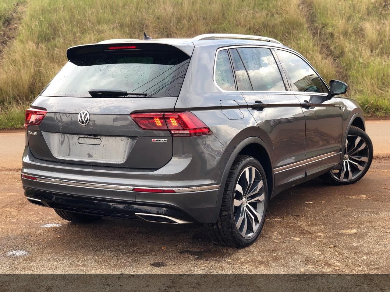 2018 Volkswagen Tiguan R-line image 4
